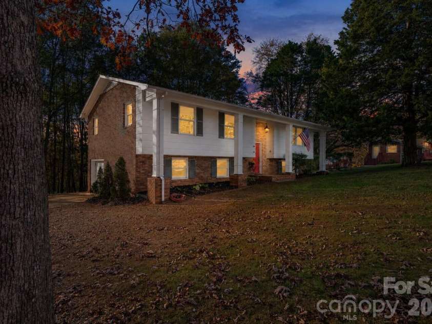1185 10th Street Place, Hickory, NC 28601.  MLS# CAR4420689, YatesRealty ID 48505. 