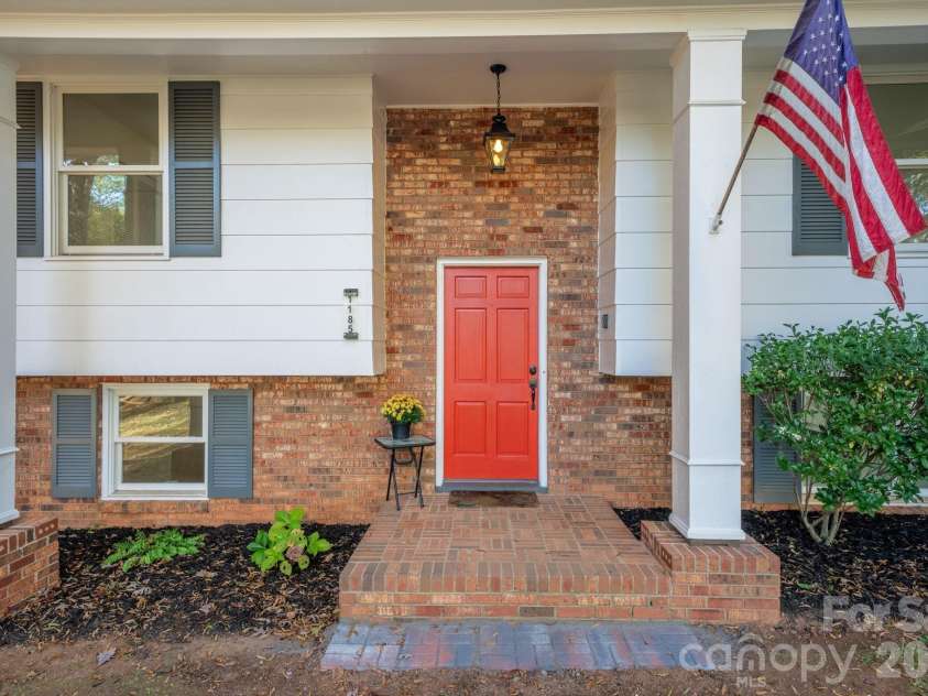 1185 10th Street Place, Hickory, NC 28601.  MLS# CAR4420689, YatesRealty ID 48505. 