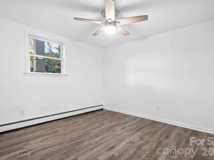 1185 10th Street Place, Hickory, NC 28601.  MLS# CAR4420689, YatesRealty ID 48505. 