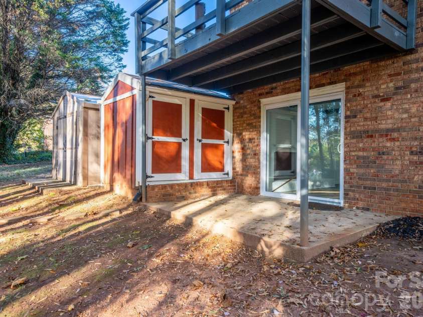 1185 10th Street Place, Hickory, NC 28601.  MLS# CAR4420689, YatesRealty ID 48505. 