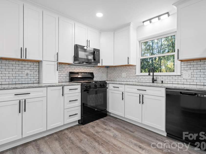 1185 10th Street Place, Hickory, NC 28601.  MLS# CAR4420689, YatesRealty ID 48505. 