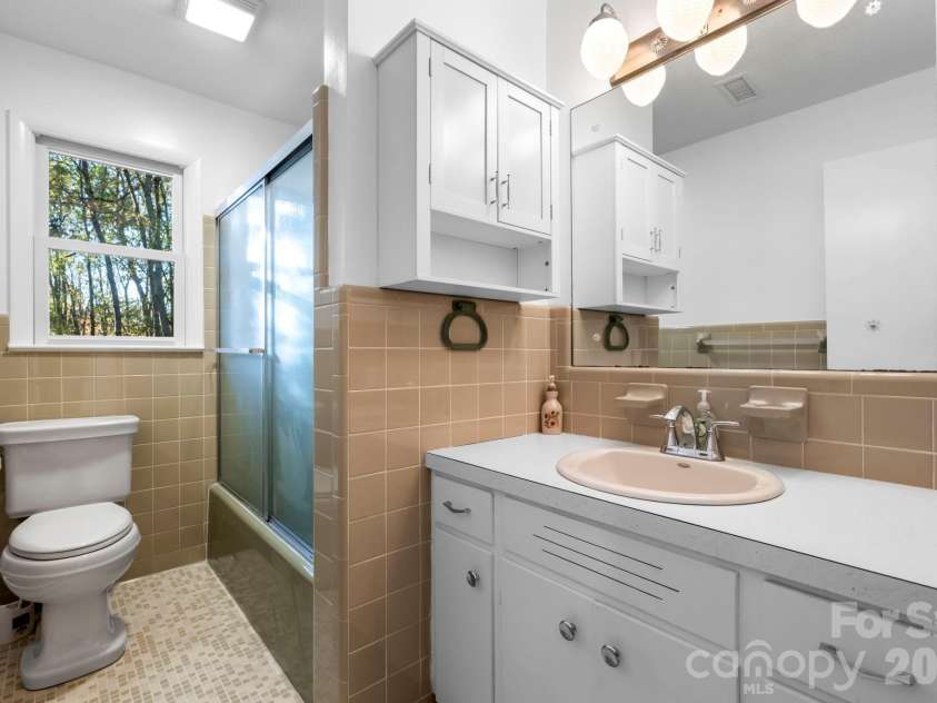 1185 10th Street Place, Hickory, NC 28601.  MLS# CAR4420689, YatesRealty ID 48505. Current bathroom!