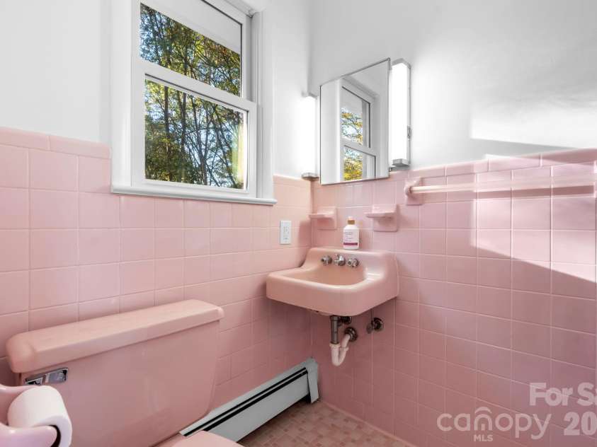 1185 10th Street Place, Hickory, NC 28601.  MLS# CAR4420689, YatesRealty ID 48505. Current bathroom!