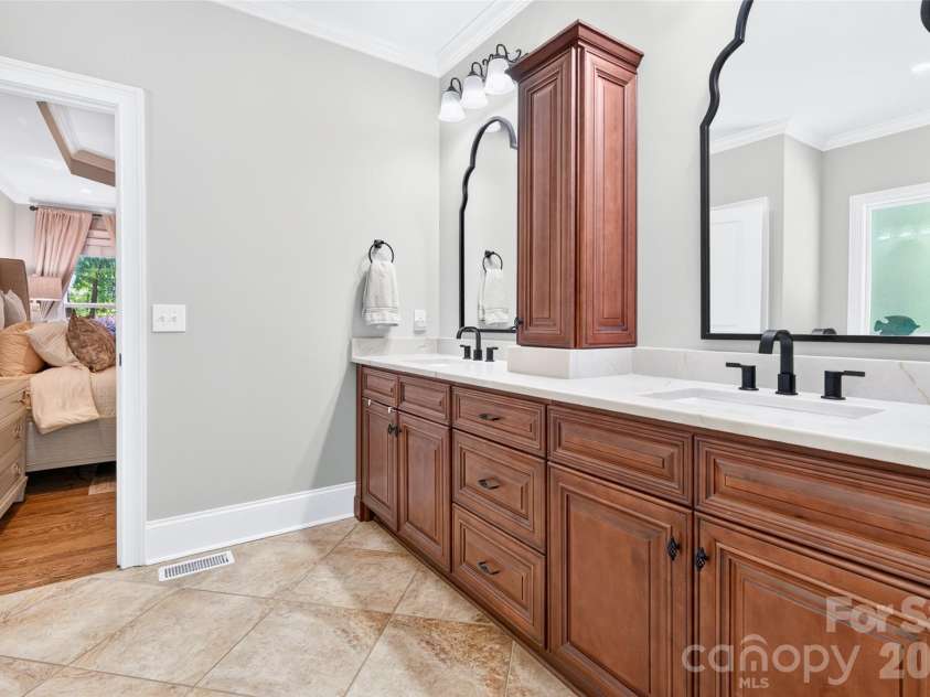 6653 Goose Point Drive, Denver, NC 28037.  MLS# CAR4421155, YatesRealty ID 48509. Double vanity