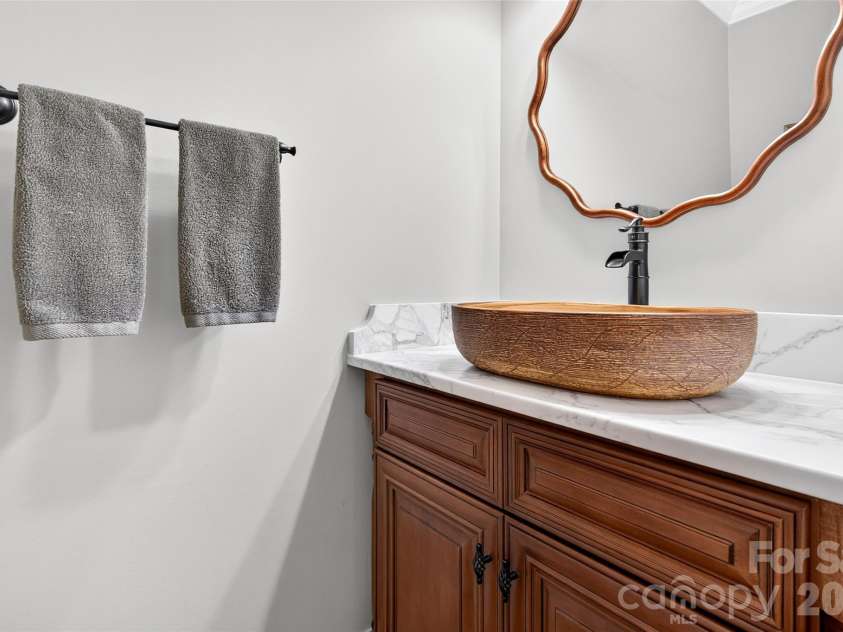 6653 Goose Point Drive, Denver, NC 28037.  MLS# CAR4421155, YatesRealty ID 48509. Half bath