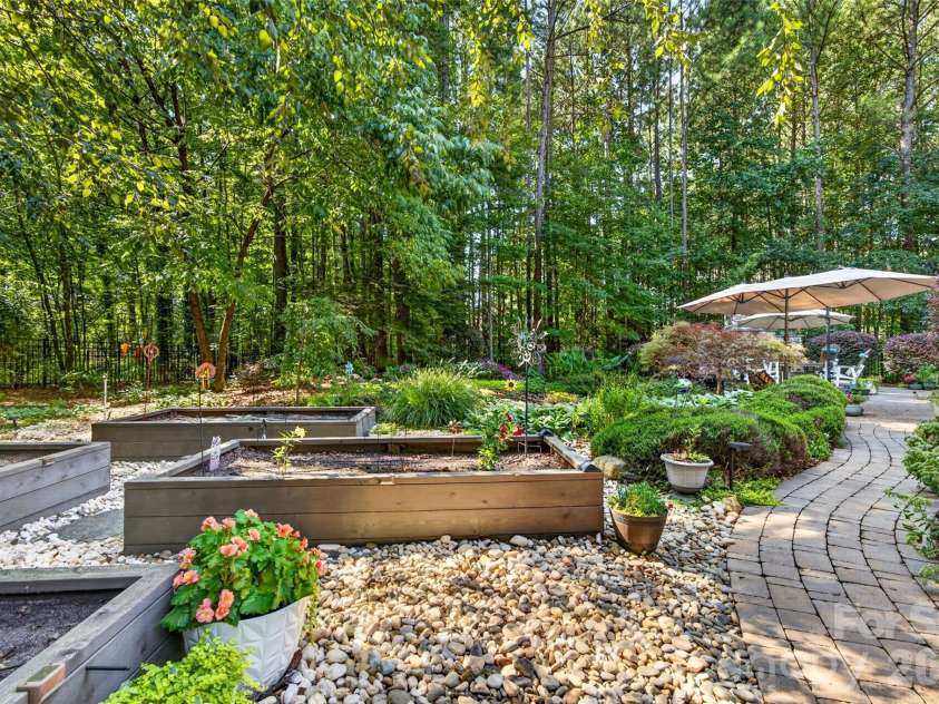6653 Goose Point Drive, Denver, NC 28037.  MLS# CAR4421155, YatesRealty ID 48509. Irrigated landscaping