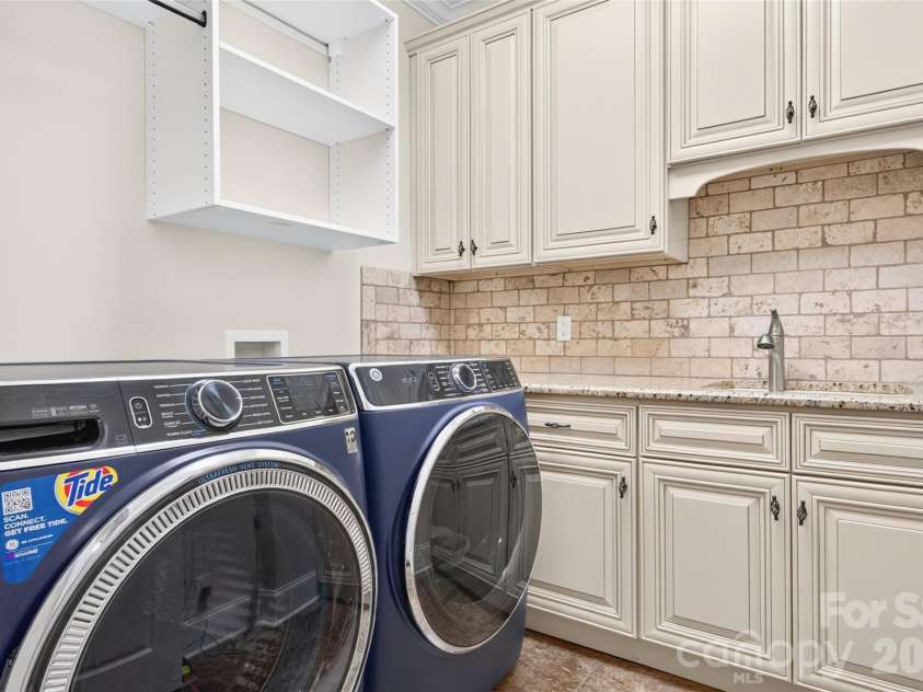 6653 Goose Point Drive, Denver, NC 28037.  MLS# CAR4421155, YatesRealty ID 48509. Laundry