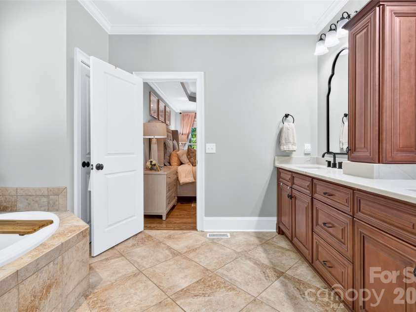 6653 Goose Point Drive, Denver, NC 28037.  MLS# CAR4421155, YatesRealty ID 48509. Primary bath