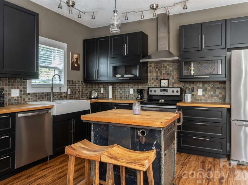2 Mill Creek Loop, Asheville, NC 28806.  MLS# CAR4420217, YatesRealty ID 48511. 