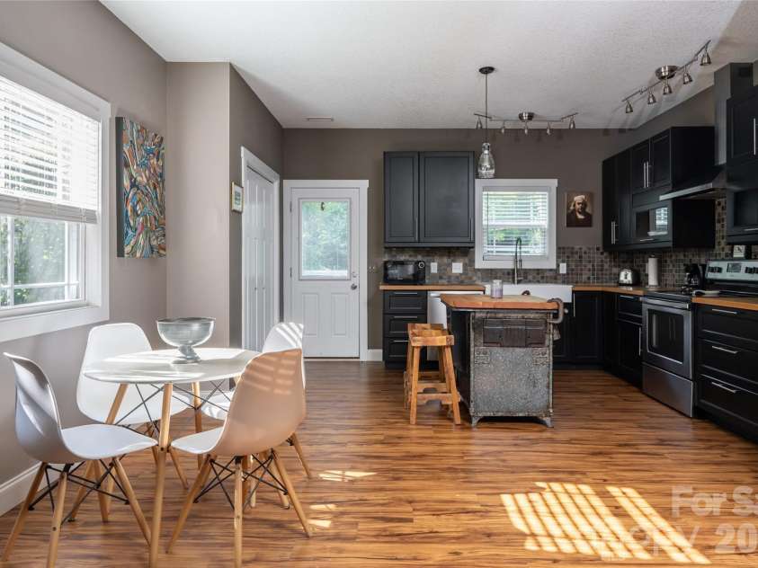 2 Mill Creek Loop, Asheville, NC 28806.  MLS# CAR4420217, YatesRealty ID 48511. Dining space