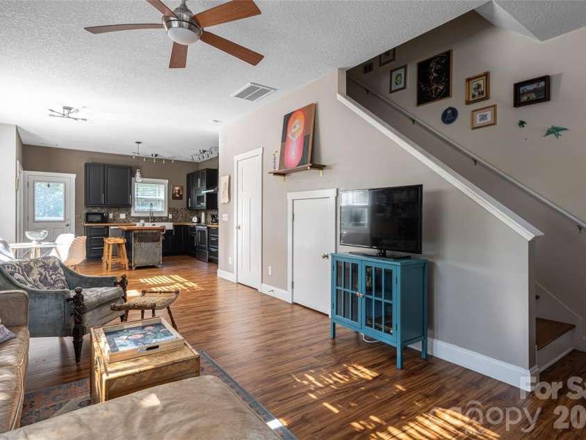 2 Mill Creek Loop, Asheville, NC 28806.  MLS# CAR4420217, YatesRealty ID 48511. Spacious main floor