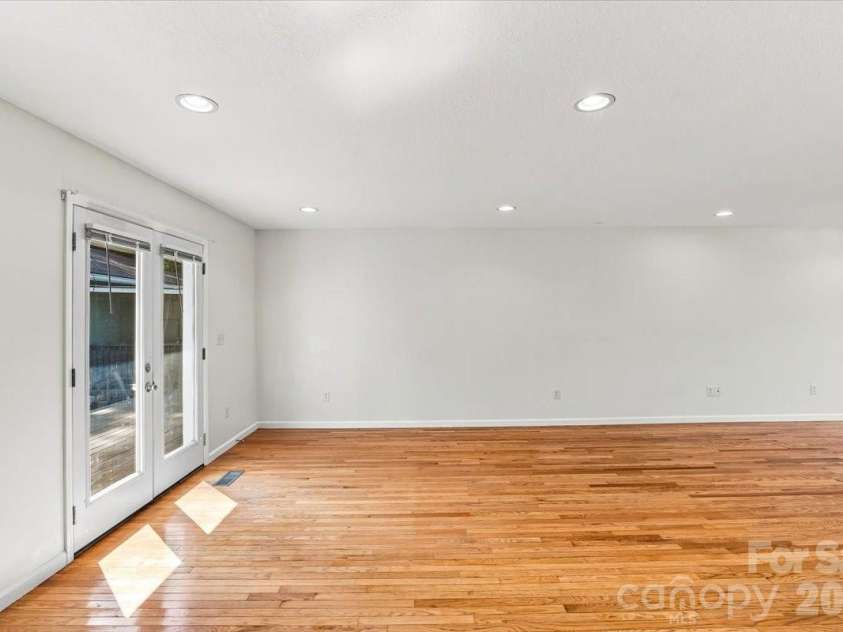 2 Elkmont Place, Asheville, NC 28804.  MLS# CAR4417768, YatesRealty ID 48512. Dinning area