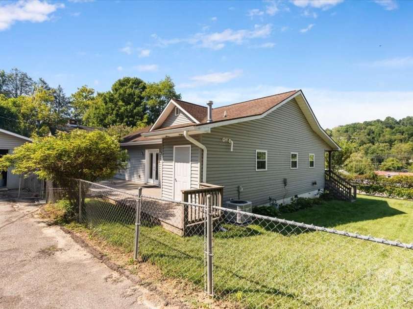 2 Elkmont Place, Asheville, NC 28804.  MLS# CAR4417768, YatesRealty ID 48512. Fenced yard