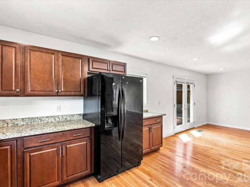 2 Elkmont Place, Asheville, NC 28804.  MLS# CAR4417768, YatesRealty ID 48512. Large kitchen