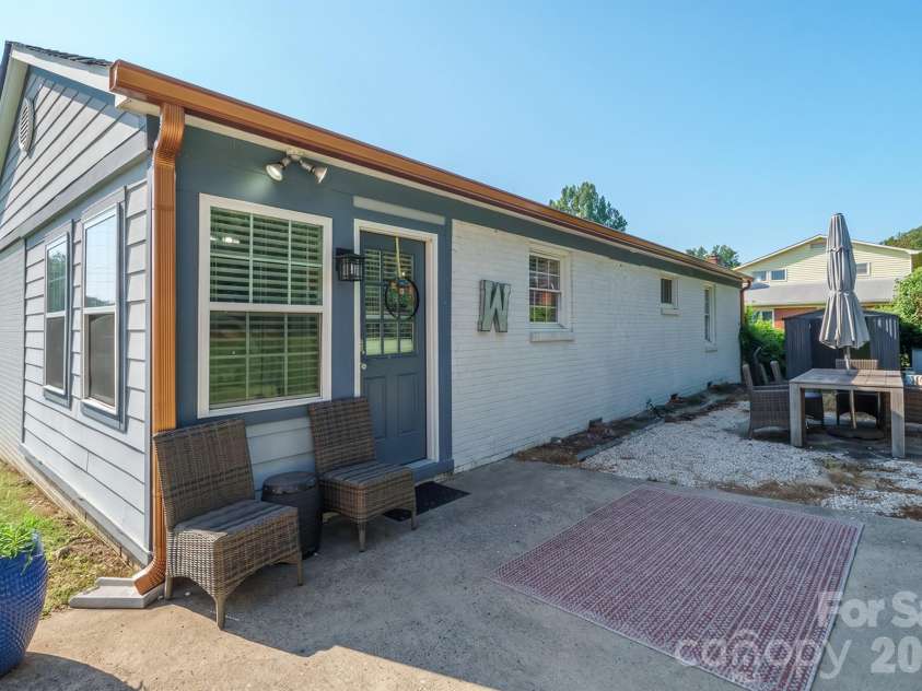 1411 Dean Street, Charlotte, NC 28216.  MLS# CAR4420724, YatesRealty ID 48517. 
