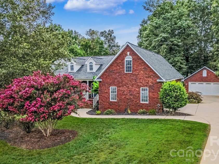 204 Seven Springs Loop, Statesville, NC 28625.  MLS# CAR4420827, YatesRealty ID 48520. 