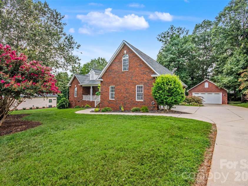 204 Seven Springs Loop, Statesville, NC 28625.  MLS# CAR4420827, YatesRealty ID 48520. 