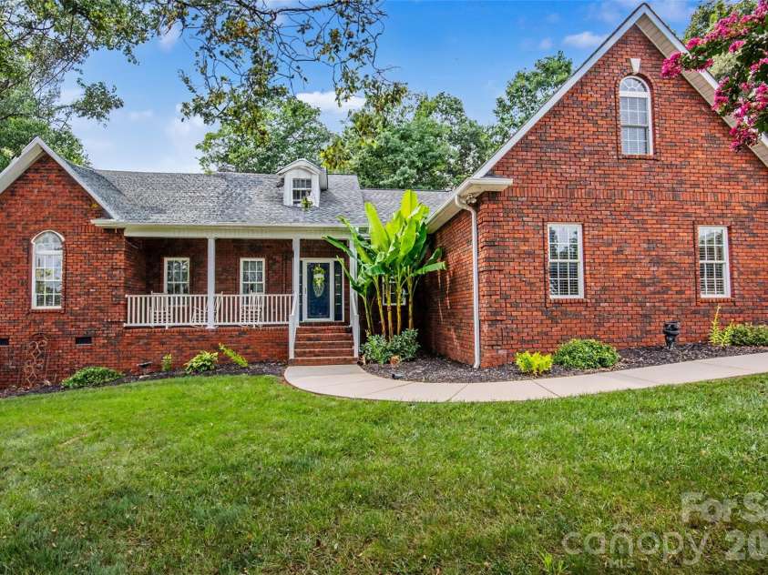 204 Seven Springs Loop, Statesville, NC 28625.  MLS# CAR4420827, YatesRealty ID 48520. 