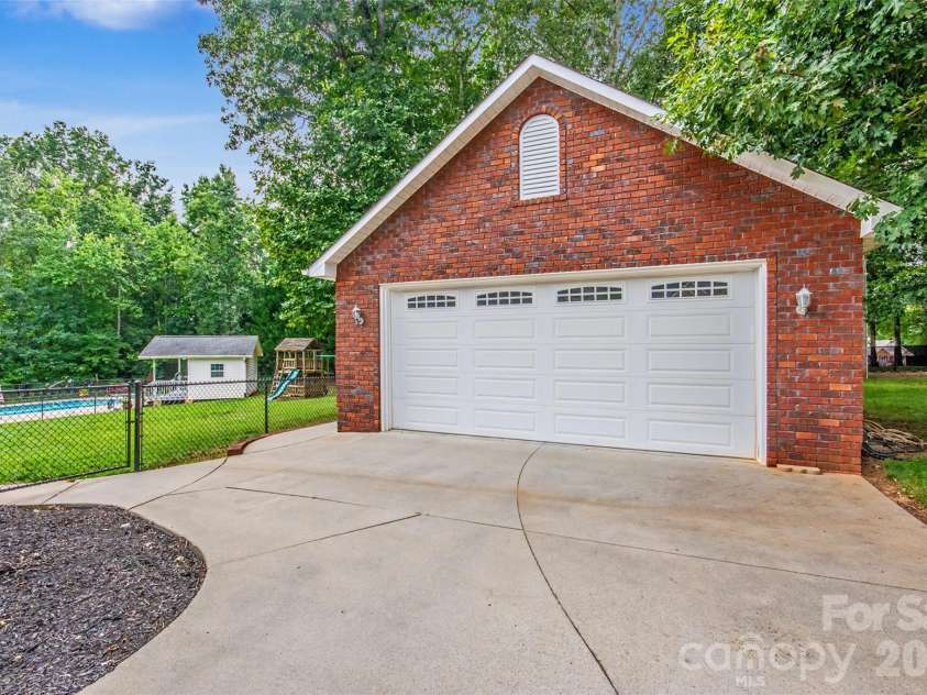 204 Seven Springs Loop, Statesville, NC 28625.  MLS# CAR4420827, YatesRealty ID 48520. 