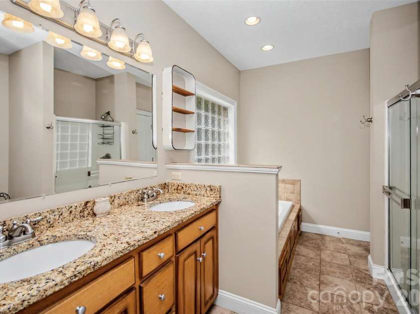 204 Seven Springs Loop, Statesville, NC 28625.  MLS# CAR4420827, YatesRealty ID 48520. 