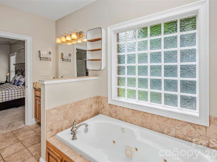 204 Seven Springs Loop, Statesville, NC 28625.  MLS# CAR4420827, YatesRealty ID 48520. 