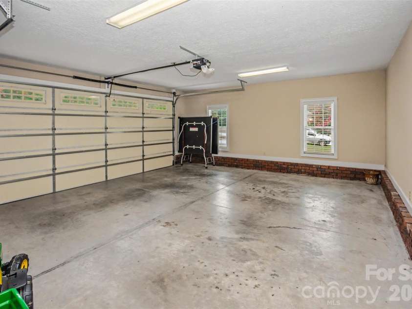 204 Seven Springs Loop, Statesville, NC 28625.  MLS# CAR4420827, YatesRealty ID 48520. 