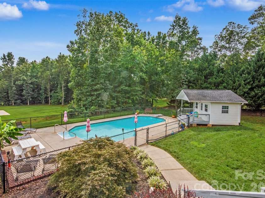 204 Seven Springs Loop, Statesville, NC 28625.  MLS# CAR4420827, YatesRealty ID 48520. 
