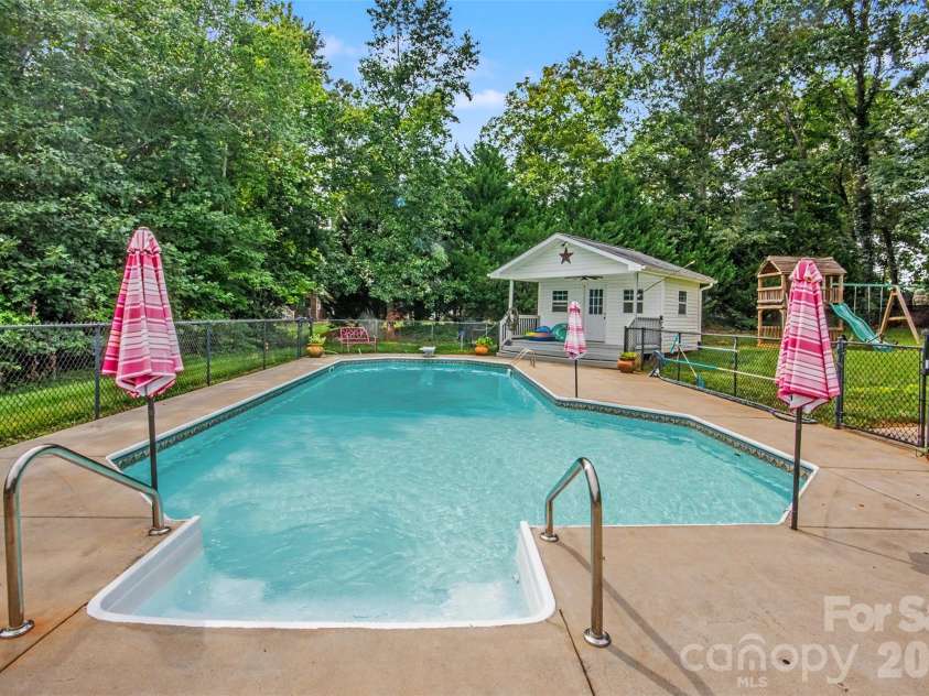204 Seven Springs Loop, Statesville, NC 28625.  MLS# CAR4420827, YatesRealty ID 48520. 
