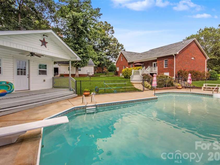 204 Seven Springs Loop, Statesville, NC 28625.  MLS# CAR4420827, YatesRealty ID 48520. 