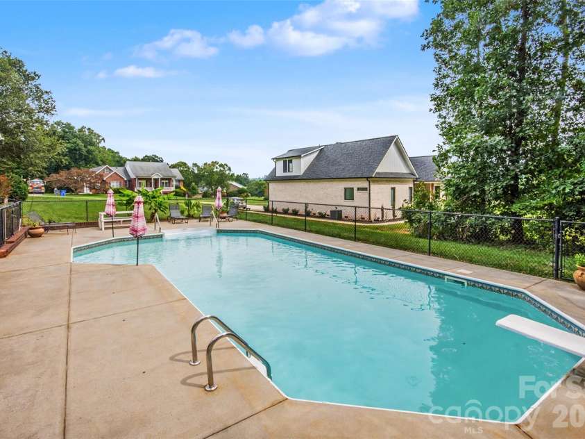 204 Seven Springs Loop, Statesville, NC 28625.  MLS# CAR4420827, YatesRealty ID 48520. 
