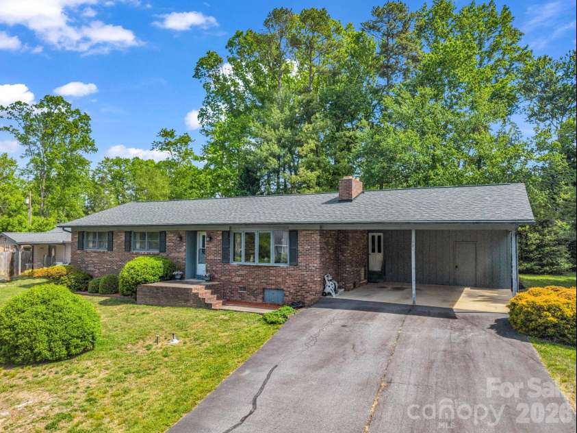 121 Greenfield Lane, Hendersonville, NC 28792.  MLS# CAR4420728, YatesRealty ID 48522. 