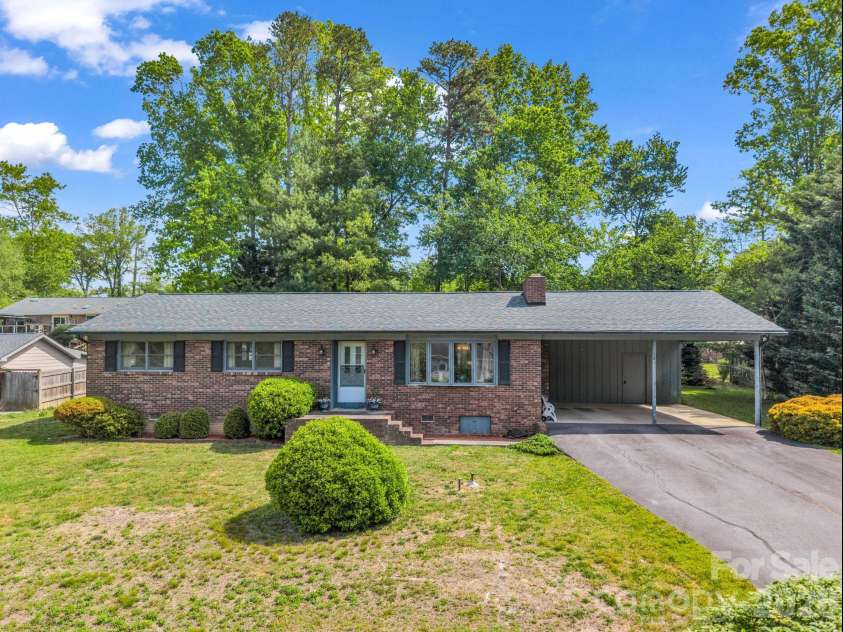 121 Greenfield Lane, Hendersonville, NC 28792.  MLS# CAR4420728, YatesRealty ID 48522. 