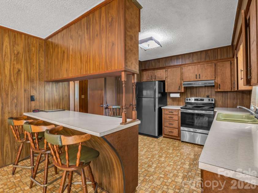 121 Greenfield Lane, Hendersonville, NC 28792.  MLS# CAR4420728, YatesRealty ID 48522. 