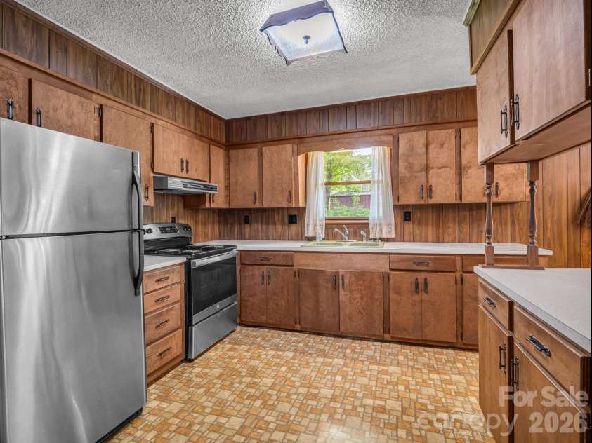 121 Greenfield Lane, Hendersonville, NC 28792.  MLS# CAR4420728, YatesRealty ID 48522. 