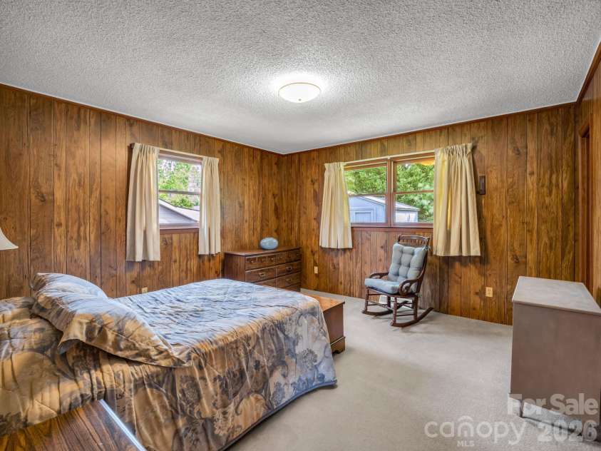 121 Greenfield Lane, Hendersonville, NC 28792.  MLS# CAR4420728, YatesRealty ID 48522. 