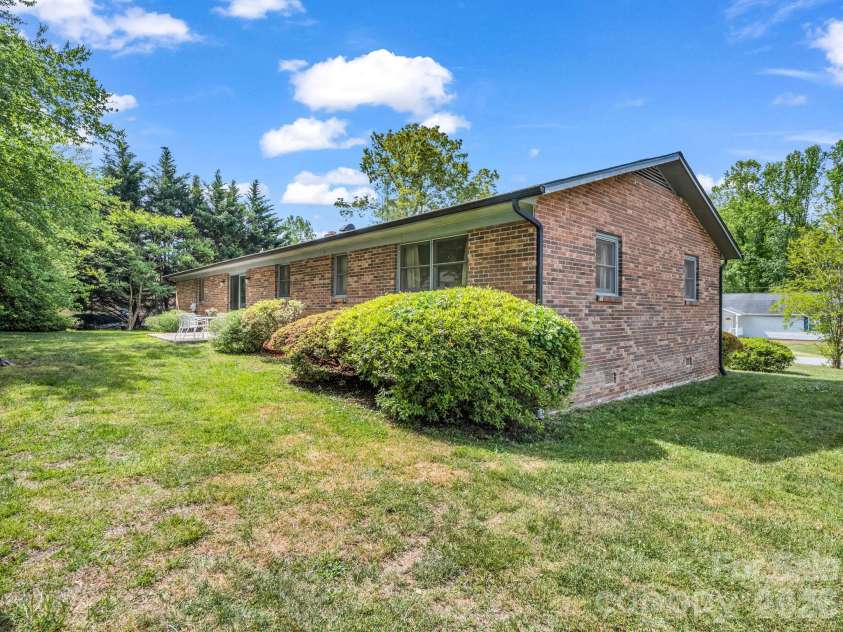 121 Greenfield Lane, Hendersonville, NC 28792.  MLS# CAR4420728, YatesRealty ID 48522. 
