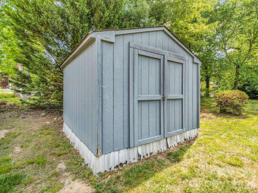 121 Greenfield Lane, Hendersonville, NC 28792.  MLS# CAR4420728, YatesRealty ID 48522. 