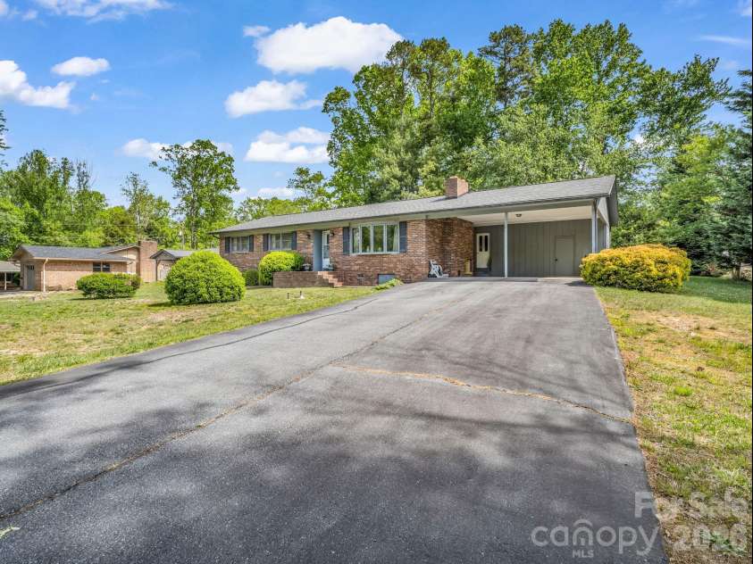 121 Greenfield Lane, Hendersonville, NC 28792.  MLS# CAR4420728, YatesRealty ID 48522. 