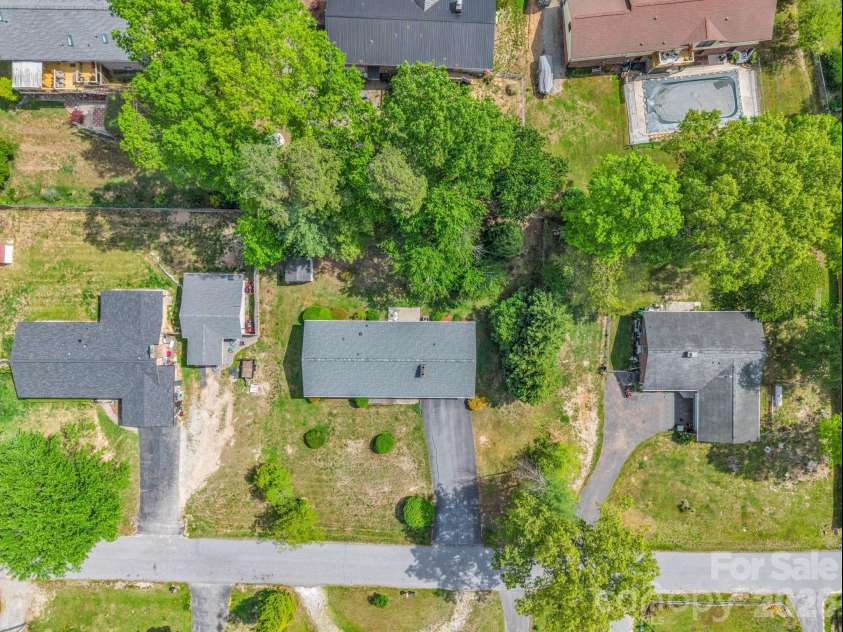 121 Greenfield Lane, Hendersonville, NC 28792.  MLS# CAR4420728, YatesRealty ID 48522. 