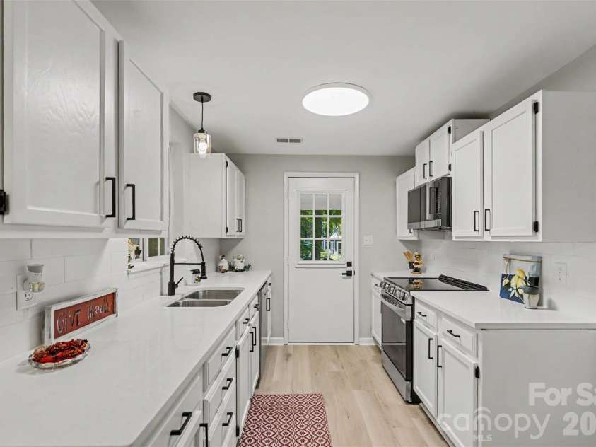 3140 Piney Grove Road, Charlotte, NC 28212.  MLS# CAR4419986, YatesRealty ID 48523. 