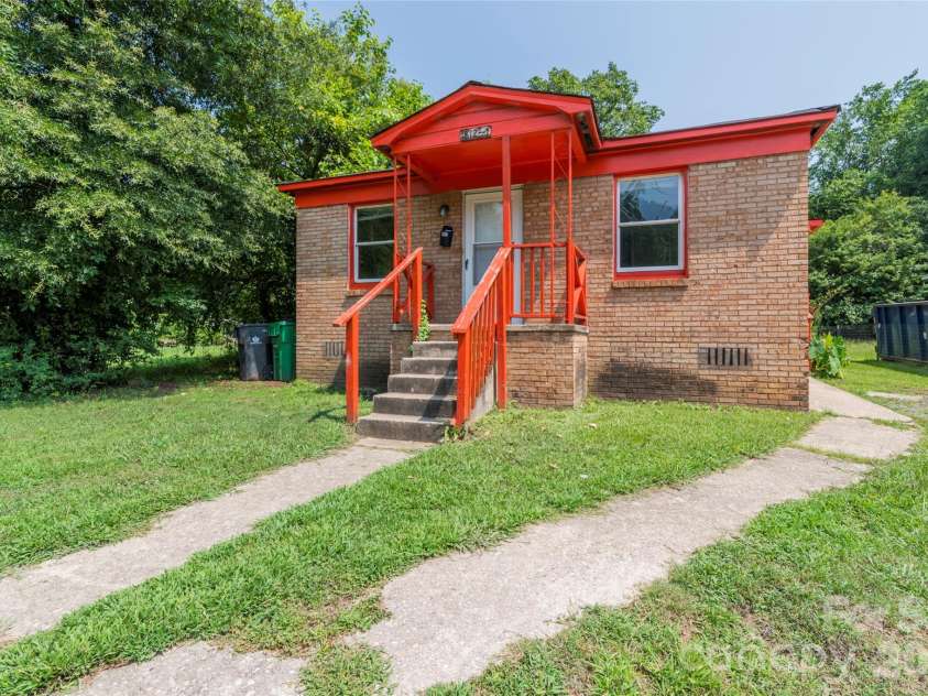 1812 Catherine Simmons Avenue, Charlotte, NC 28216.  MLS# CAR4420162, YatesRealty ID 48529. 