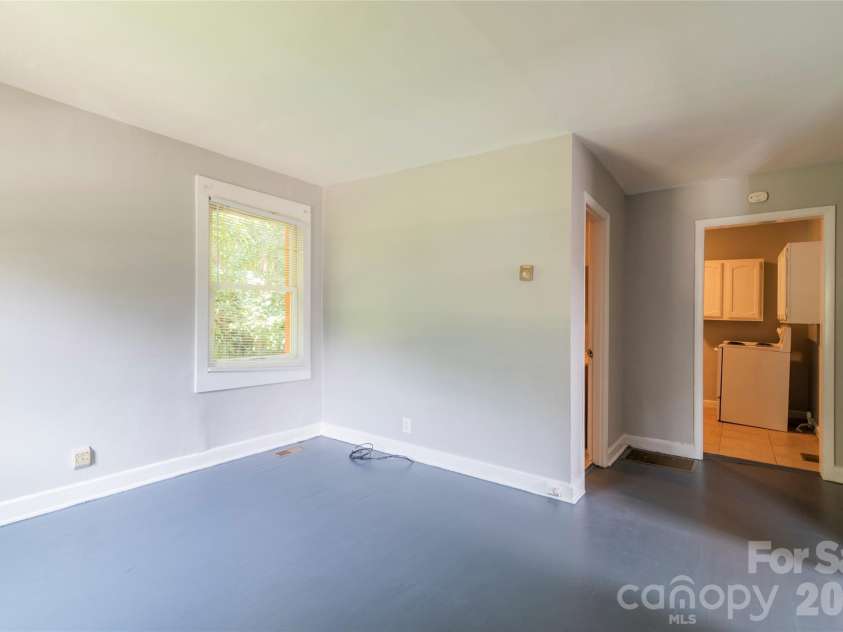 1812 Catherine Simmons Avenue, Charlotte, NC 28216.  MLS# CAR4420162, YatesRealty ID 48529. 