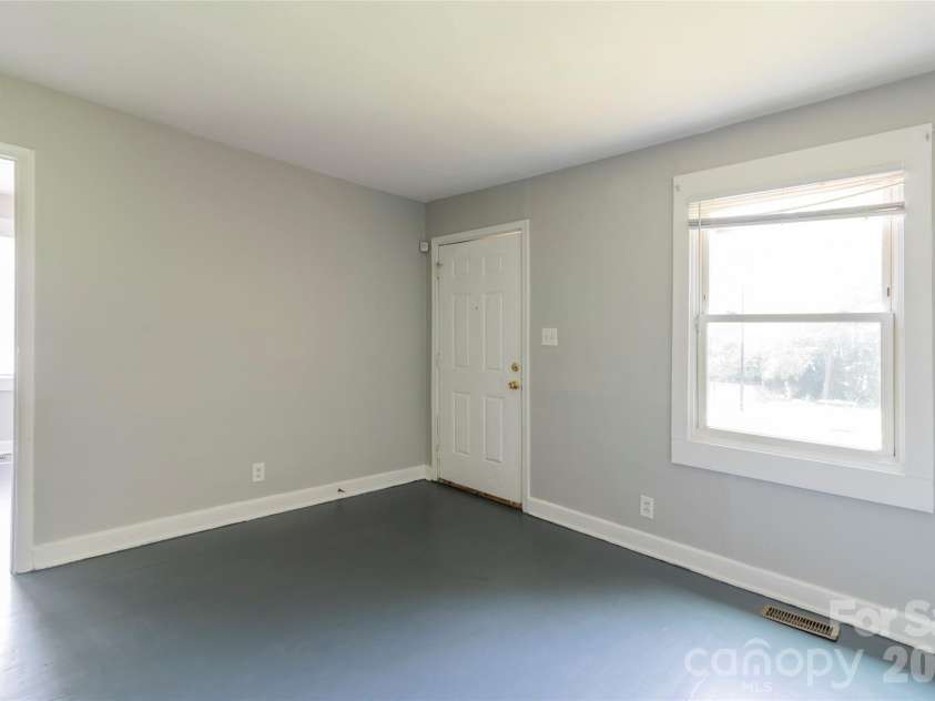 1812 Catherine Simmons Avenue, Charlotte, NC 28216.  MLS# CAR4420162, YatesRealty ID 48529. 