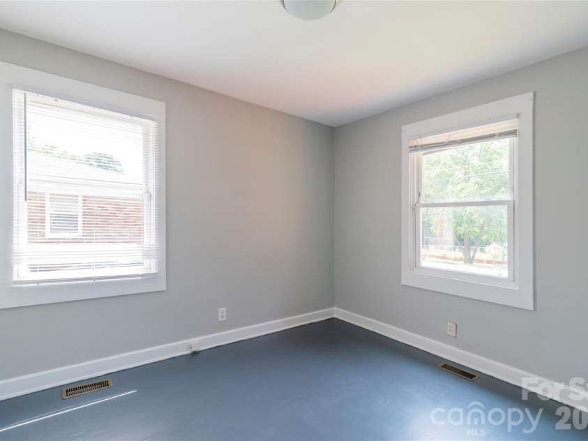 1812 Catherine Simmons Avenue, Charlotte, NC 28216.  MLS# CAR4420162, YatesRealty ID 48529. 