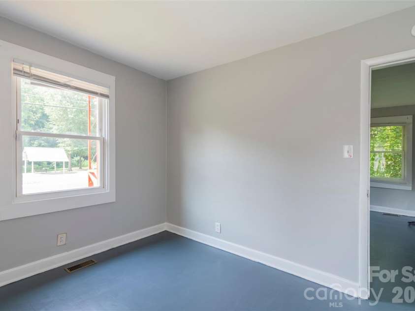 1812 Catherine Simmons Avenue, Charlotte, NC 28216.  MLS# CAR4420162, YatesRealty ID 48529. 
