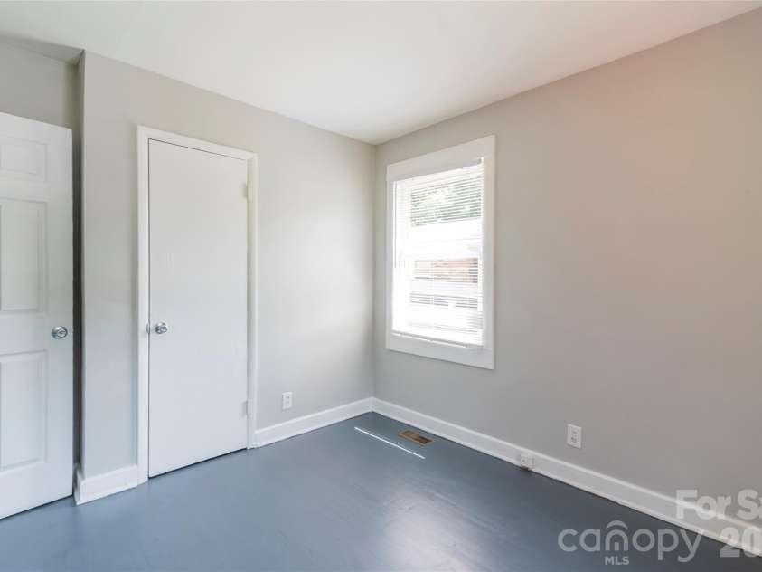 1812 Catherine Simmons Avenue, Charlotte, NC 28216.  MLS# CAR4420162, YatesRealty ID 48529. 