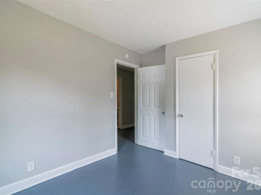 1812 Catherine Simmons Avenue, Charlotte, NC 28216.  MLS# CAR4420162, YatesRealty ID 48529. 