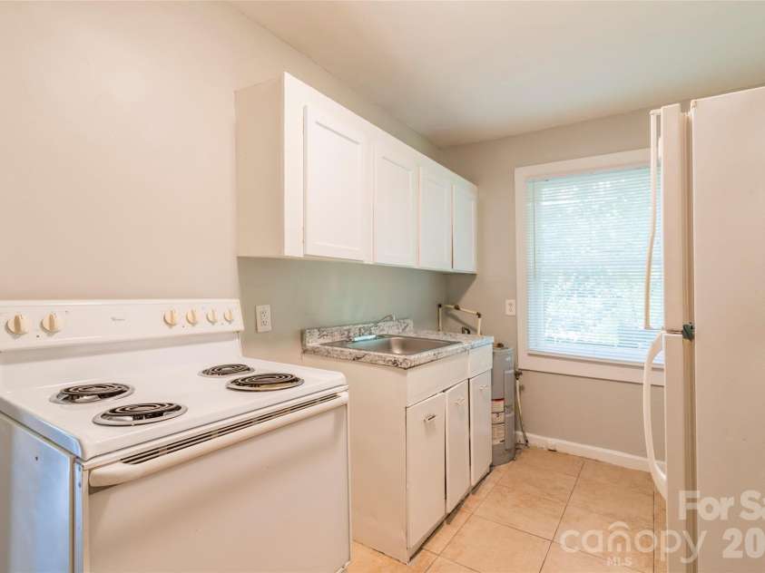 1812 Catherine Simmons Avenue, Charlotte, NC 28216.  MLS# CAR4420162, YatesRealty ID 48529. 