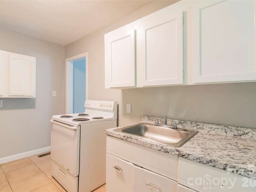 1812 Catherine Simmons Avenue, Charlotte, NC 28216.  MLS# CAR4420162, YatesRealty ID 48529. 