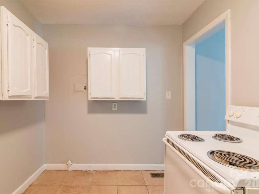 1812 Catherine Simmons Avenue, Charlotte, NC 28216.  MLS# CAR4420162, YatesRealty ID 48529. 